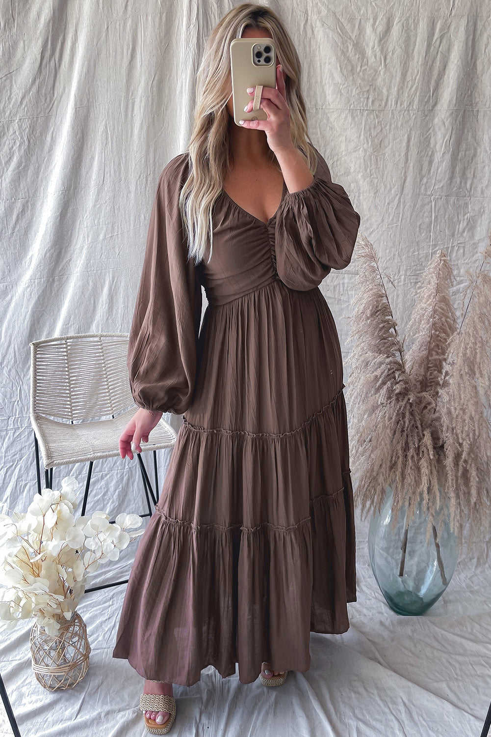 Dressing gown maxi élégante Alessia à décolleté en V avec détail de noeud et effet frange pour un look sophistiqué.