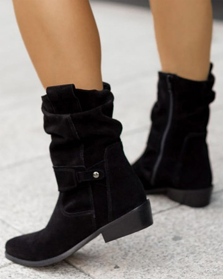 Bottines en suede élégantes avec un talon bas chic et une fermeture éclair pratique.