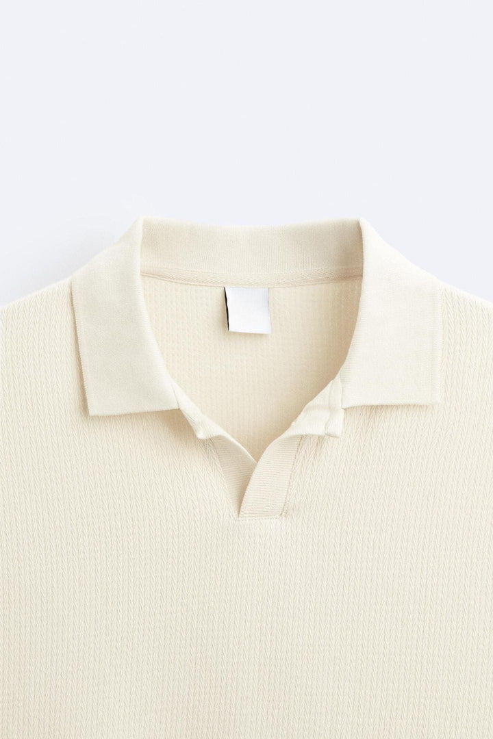 Pull-over beige élégant avec col polo pour une allure décontractée et chic.