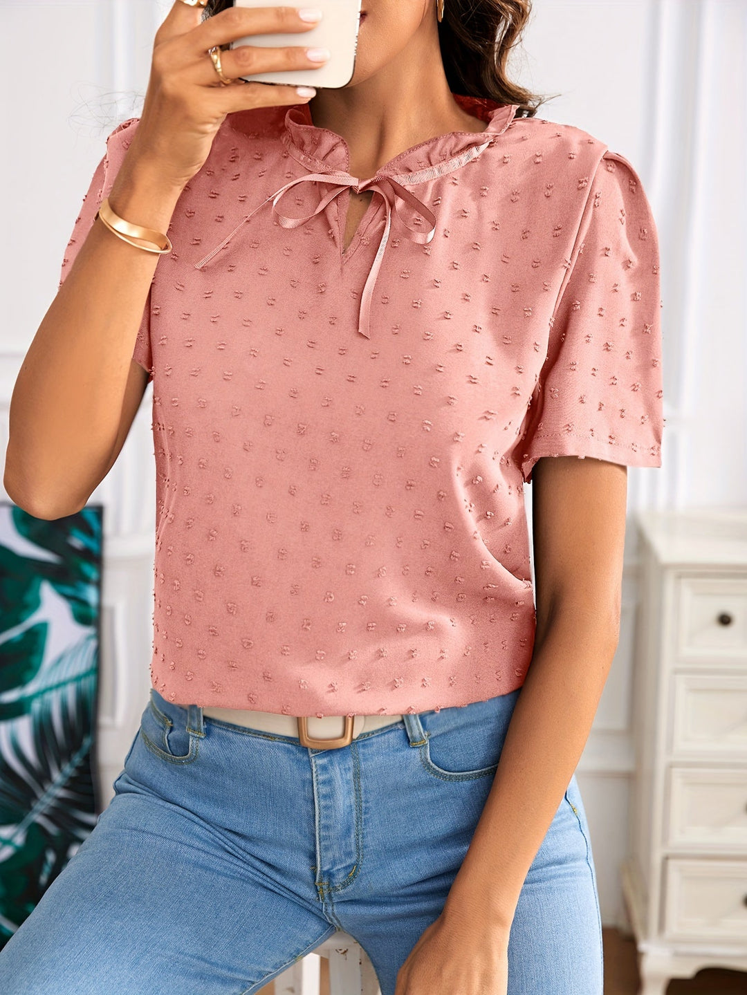 Raven | Blouse Élégante et Stylée avec Col Nœud, Manches Bouffantes et Détails Œillets