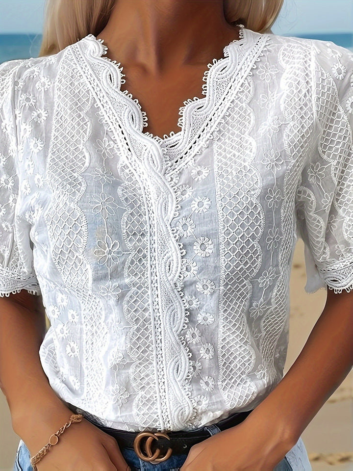 Blouse Femme Soleil avec décolleté en V, manches courtes et élégants volants au col.