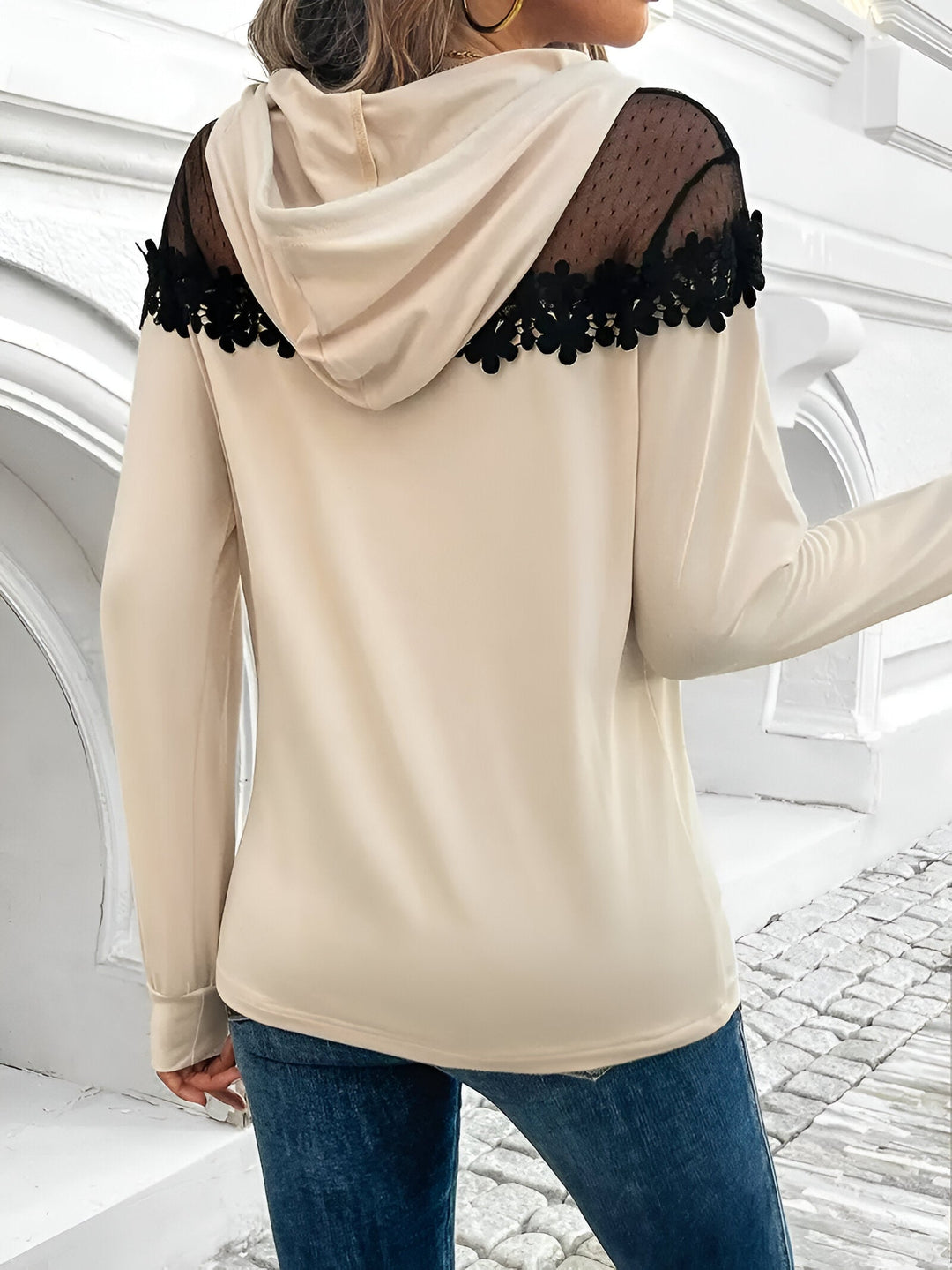 Cyrene - Sweat à capuche chic et stylé avec un design tendance découpé.