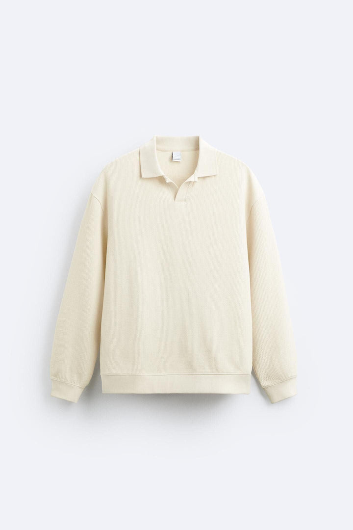 Pull-over beige élégant avec col polo pour une allure décontractée et chic.