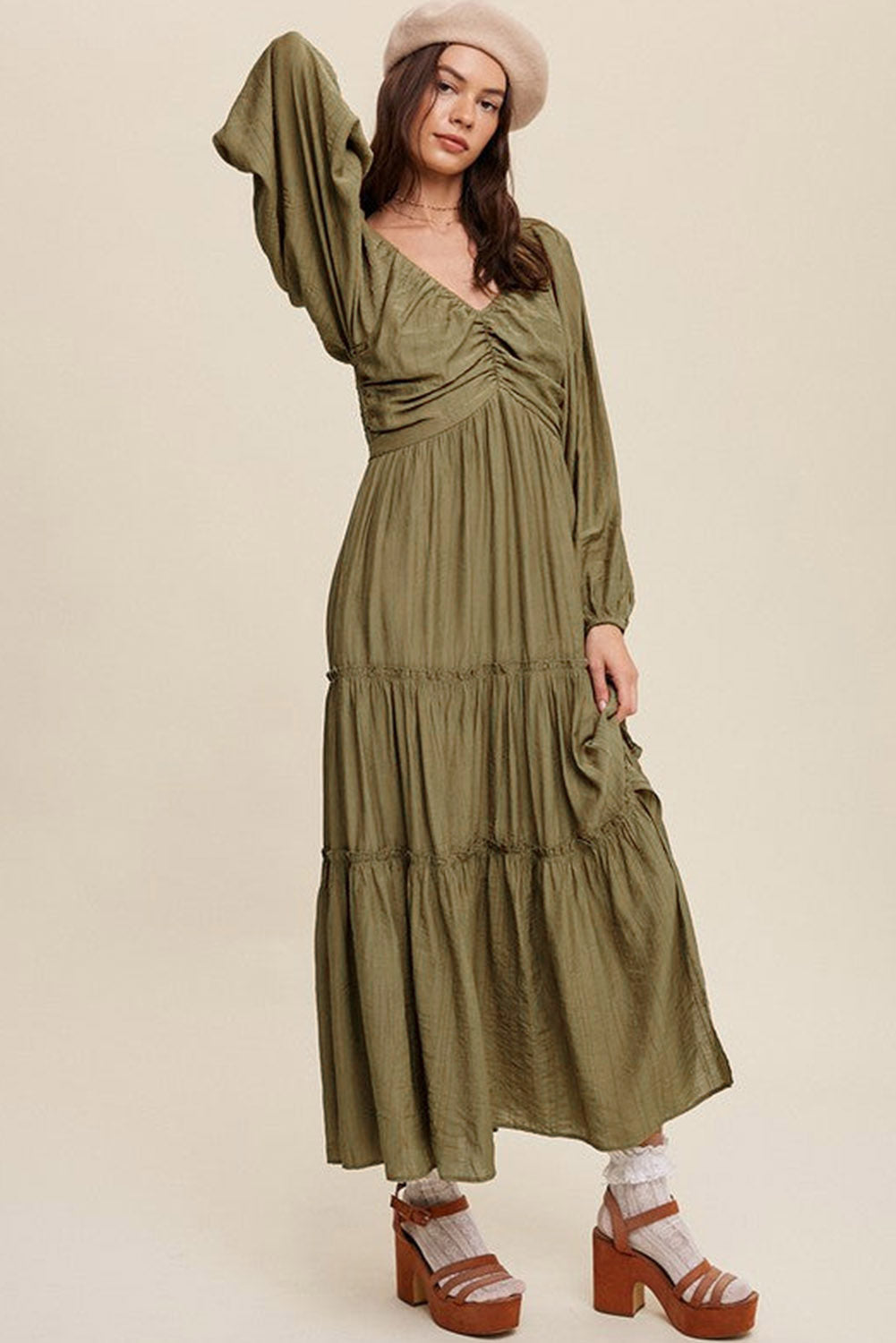 Dressing gown maxi élégante Alessia à décolleté en V avec détail de noeud et effet frange pour un look sophistiqué.