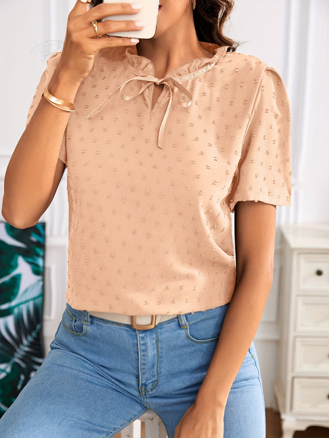 Raven | Blouse Élégante et Stylée avec Col Nœud, Manches Bouffantes et Détails Œillets