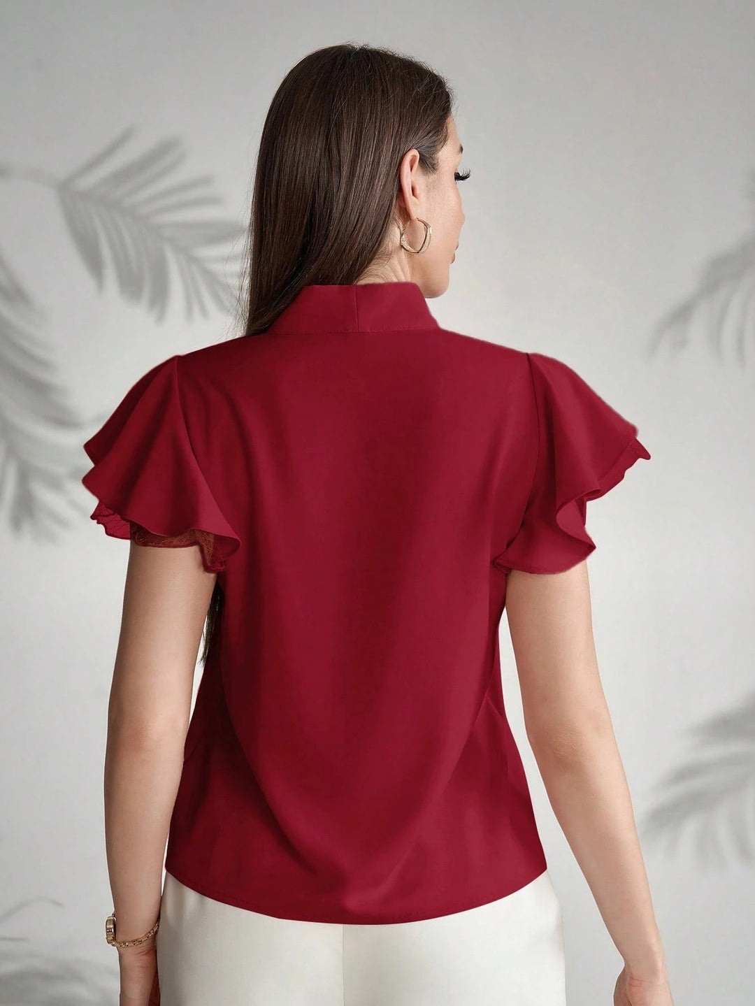 Xanthe | Blouse élégante à manches courtes, avec un col lacé raffiné et des volants délicats pour femmes.
