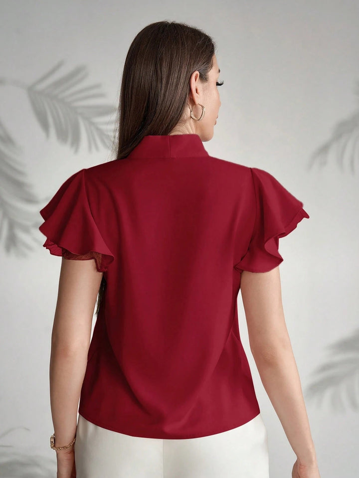 Xanthe | Blouse élégante à manches courtes, avec un col lacé raffiné et des volants délicats pour femmes.