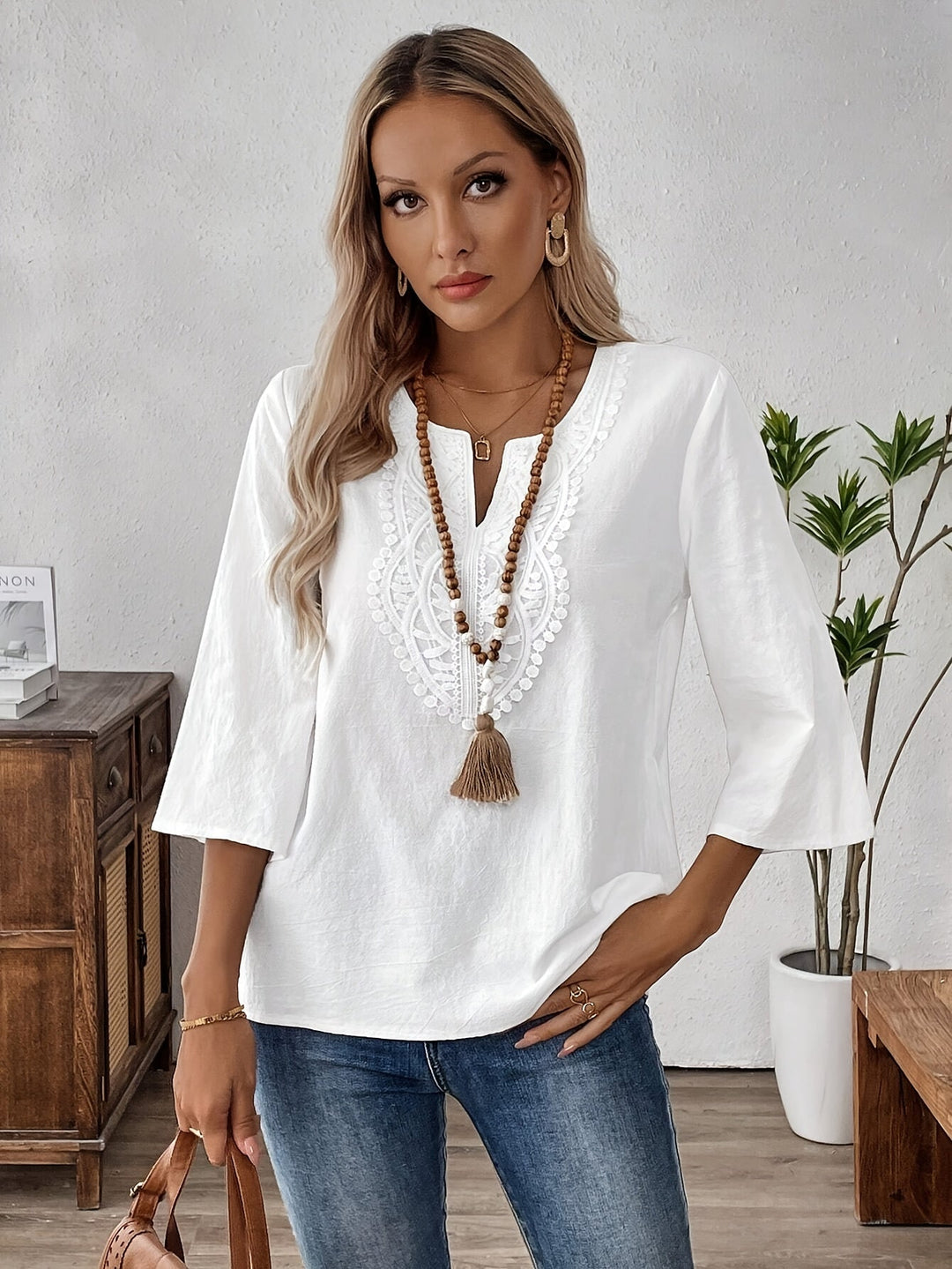 Kaari | Élégante Blouse Vintage Boho à Col V pour Femmes avec Manches 3/4, Détail en Dentelle Charmant en Blanc Frais