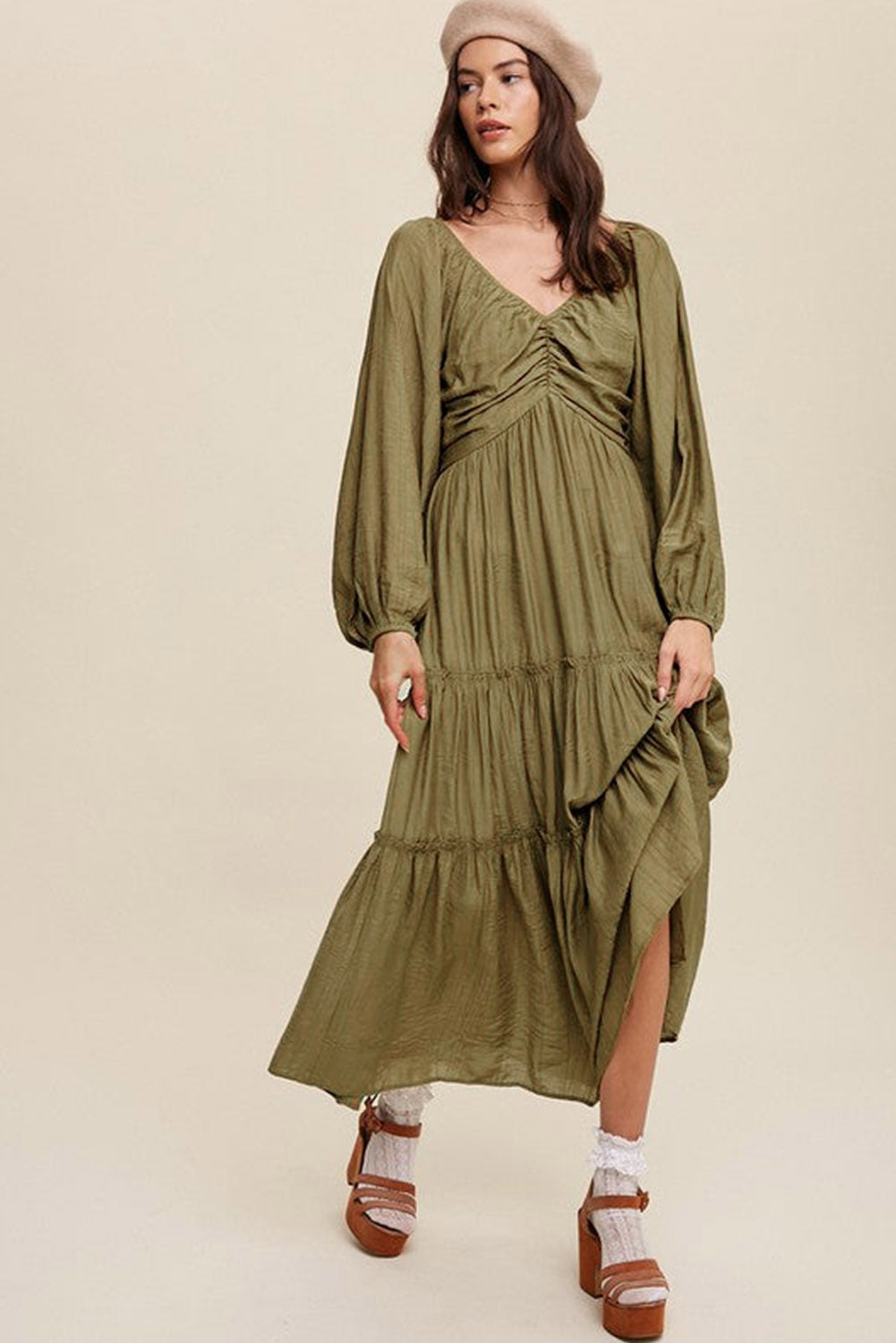 Dressing gown maxi élégante Alessia à décolleté en V avec détail de noeud et effet frange pour un look sophistiqué.