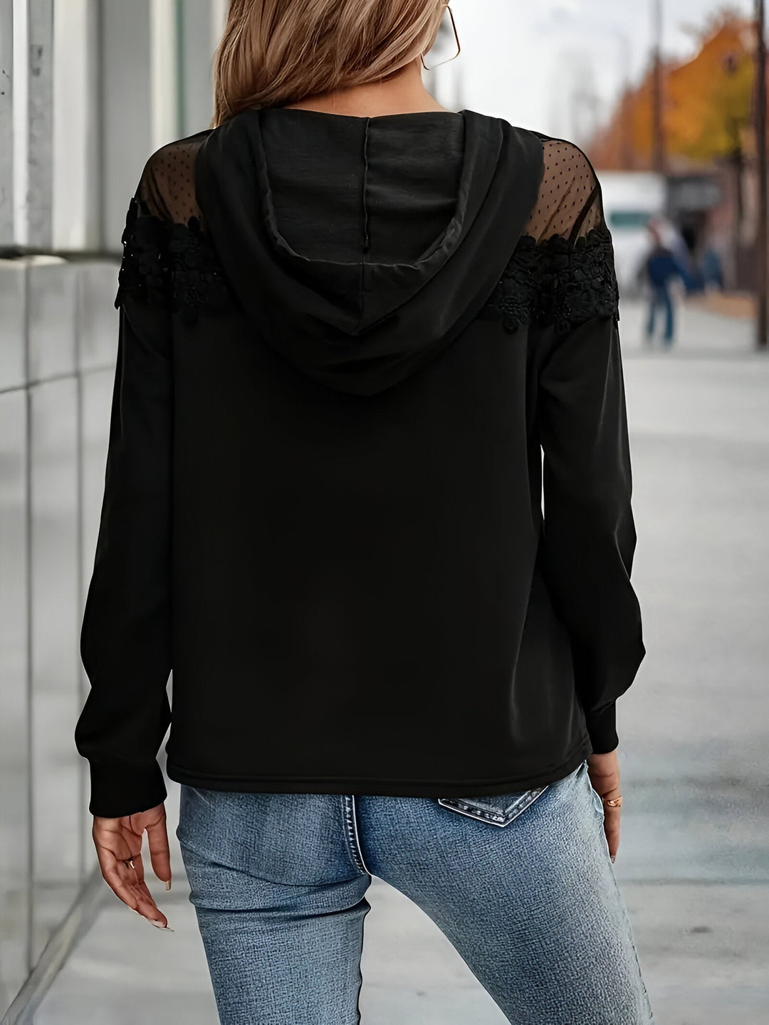 Cyrene - Sweat à capuche chic et stylé avec un design tendance découpé.