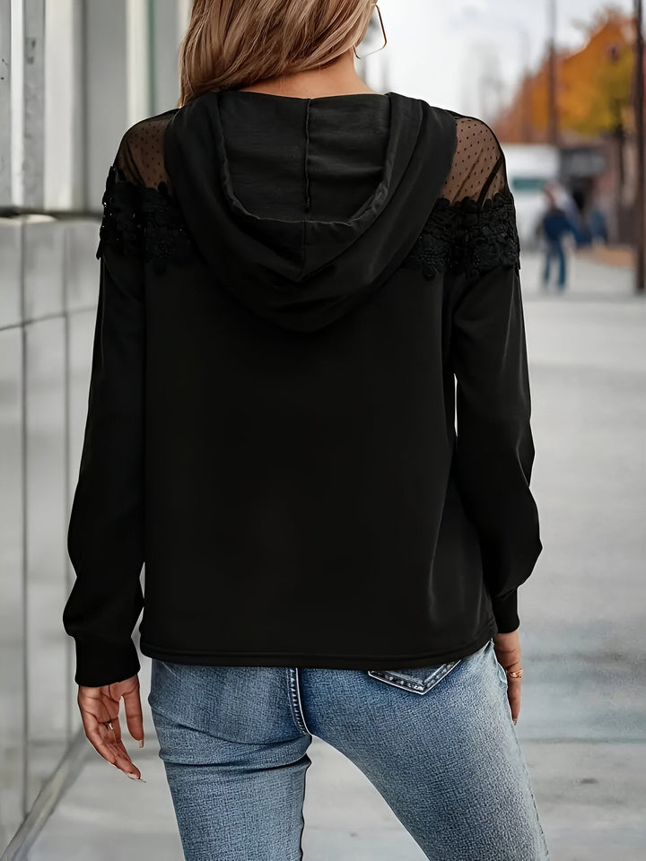Cyrene - Sweat à capuche chic et stylé avec un design tendance découpé.