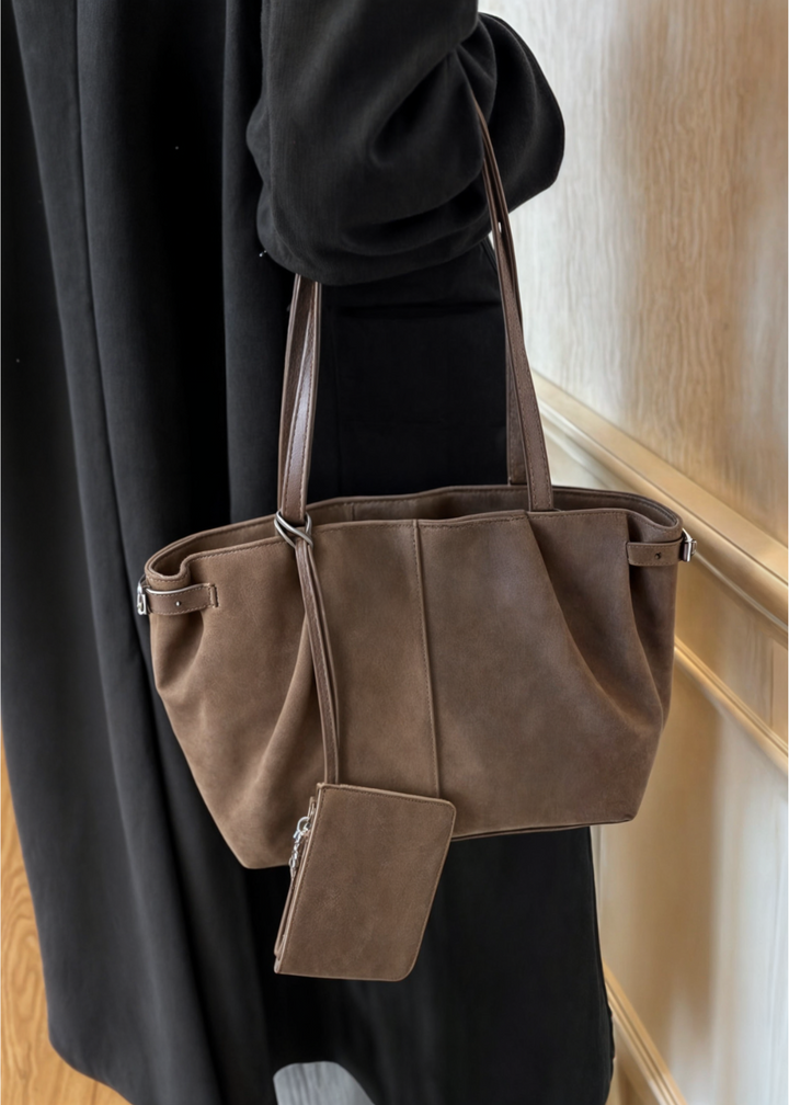 Sac à main Heidilyn Luxe en suede avec pochette assortie pour un look chic.