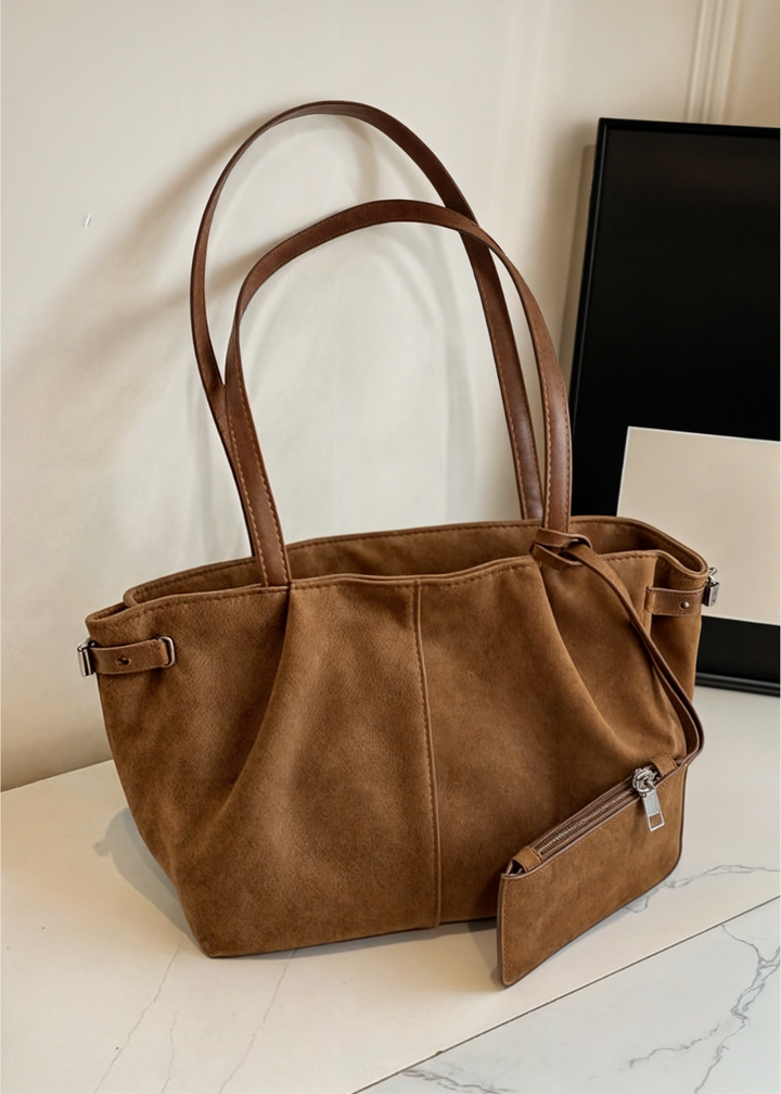 Sac à main Heidilyn Luxe en suede avec pochette assortie pour un look chic.