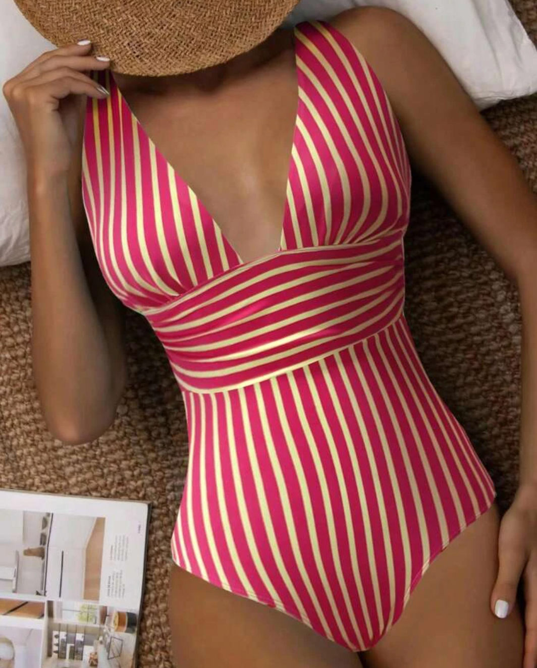 Maillot d'été à rayures pour femmes avec décolleté en V pour un look de plage élégant et confortable.