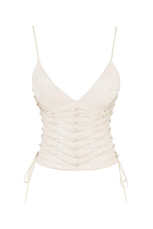 Korsett élégant en Broderie Anglais avec une jupe maxi fluide pour un look stylé.