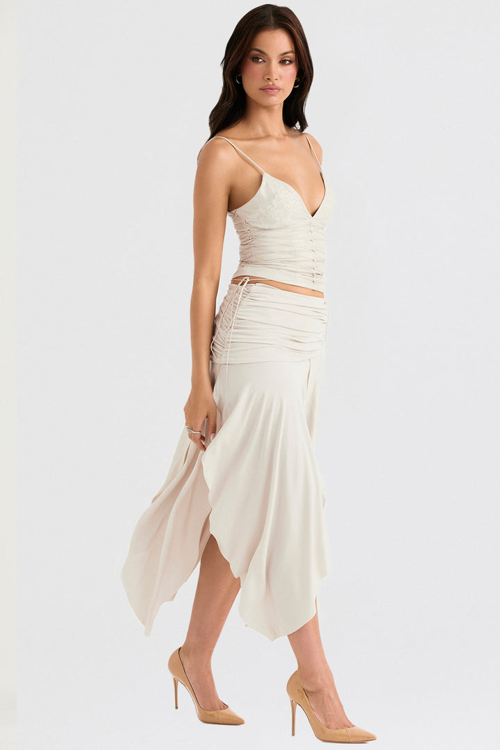 Korsett élégant en Broderie Anglais avec une jupe maxi fluide pour un look stylé.