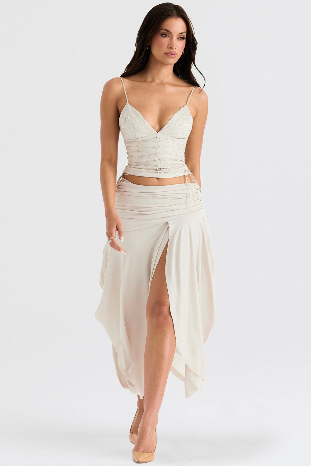 Korsett élégant en Broderie Anglais avec une jupe maxi fluide pour un look stylé.