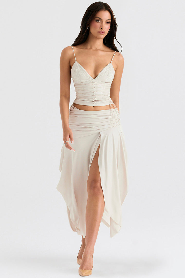 Korsett élégant en Broderie Anglais avec une jupe maxi fluide pour un look stylé.