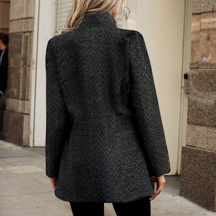 Branka | Blazer chic avec motif chevron classique et col montant saisissant - une veste sur mesure polyvalente pour le travail et la détente.