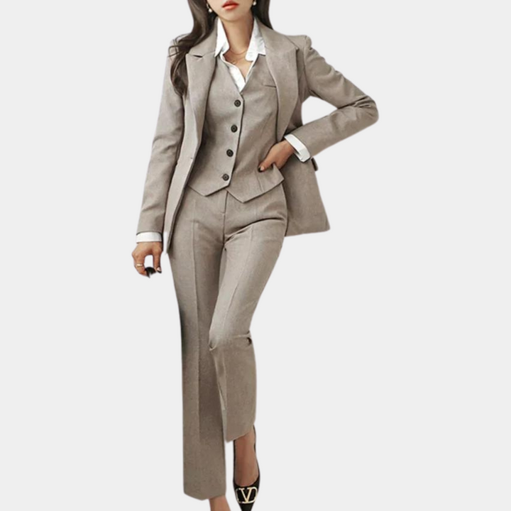 Tenue féminine stylée en 3 parties