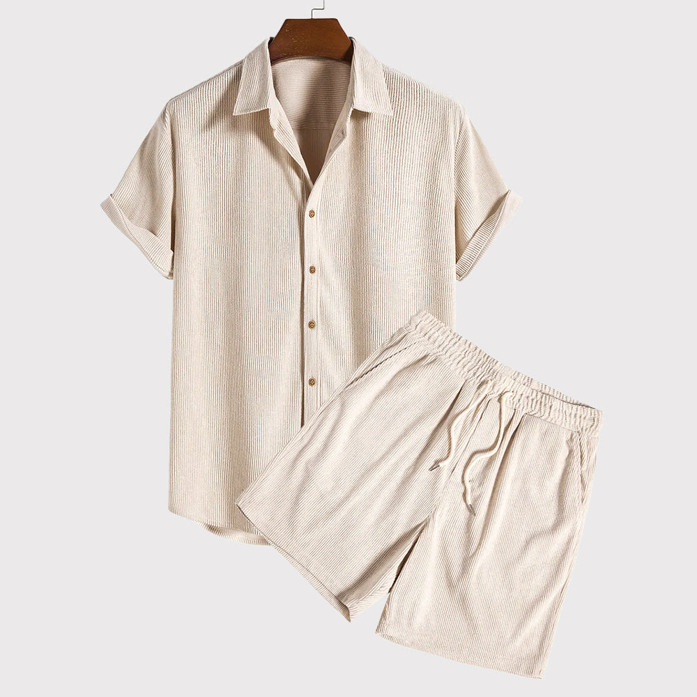 Ensemble léger et respirant pour hommes, avec une chemise à manches courtes boutonnée et un short élastique pour un confort ultime.