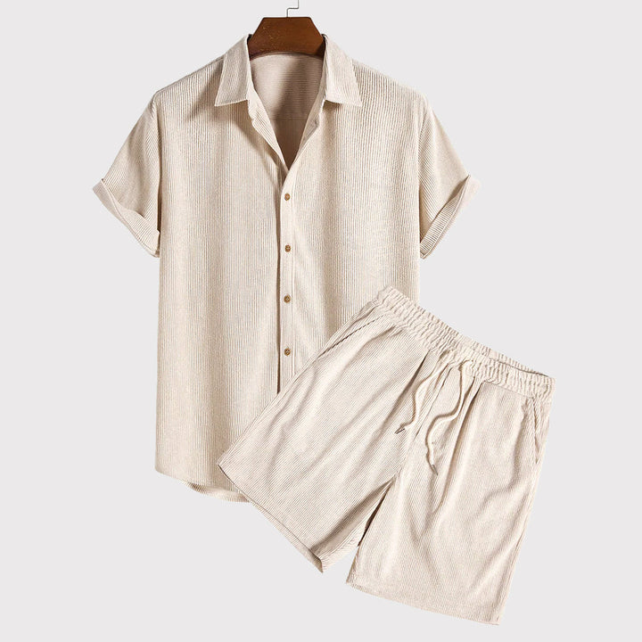 Ensemble léger et respirant pour hommes, avec une chemise à manches courtes boutonnée et un short élastique pour un confort ultime.