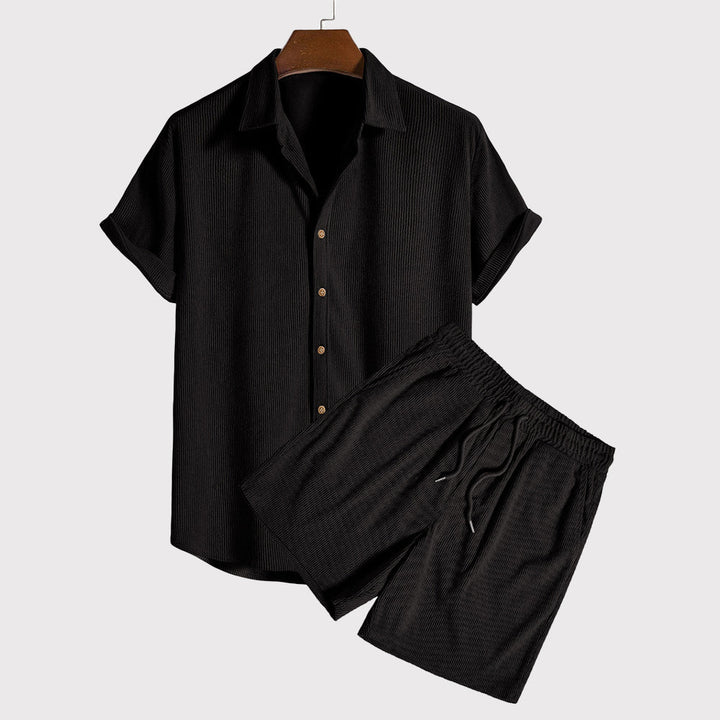 Ensemble léger et respirant pour hommes, avec une chemise à manches courtes boutonnée et un short élastique pour un confort ultime.