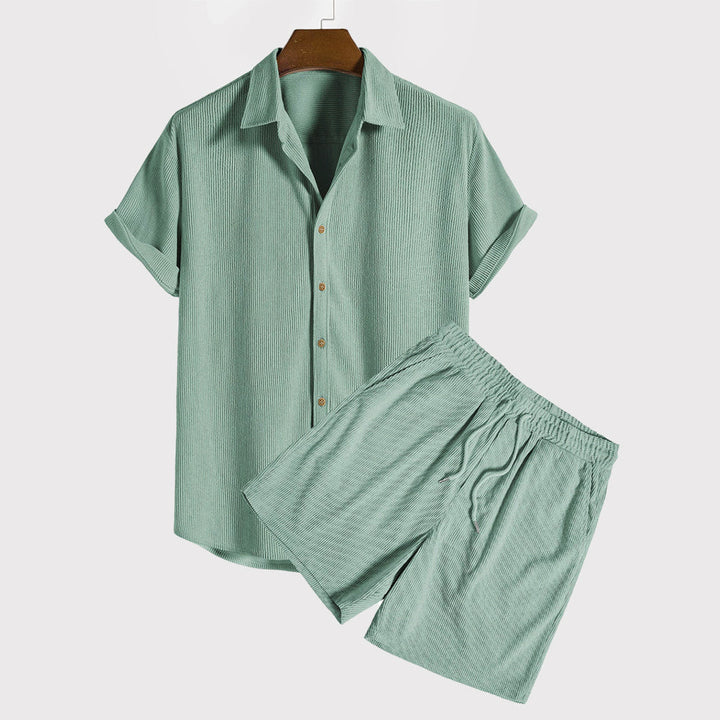 Ensemble léger et respirant pour hommes, avec une chemise à manches courtes boutonnée et un short élastique pour un confort ultime.