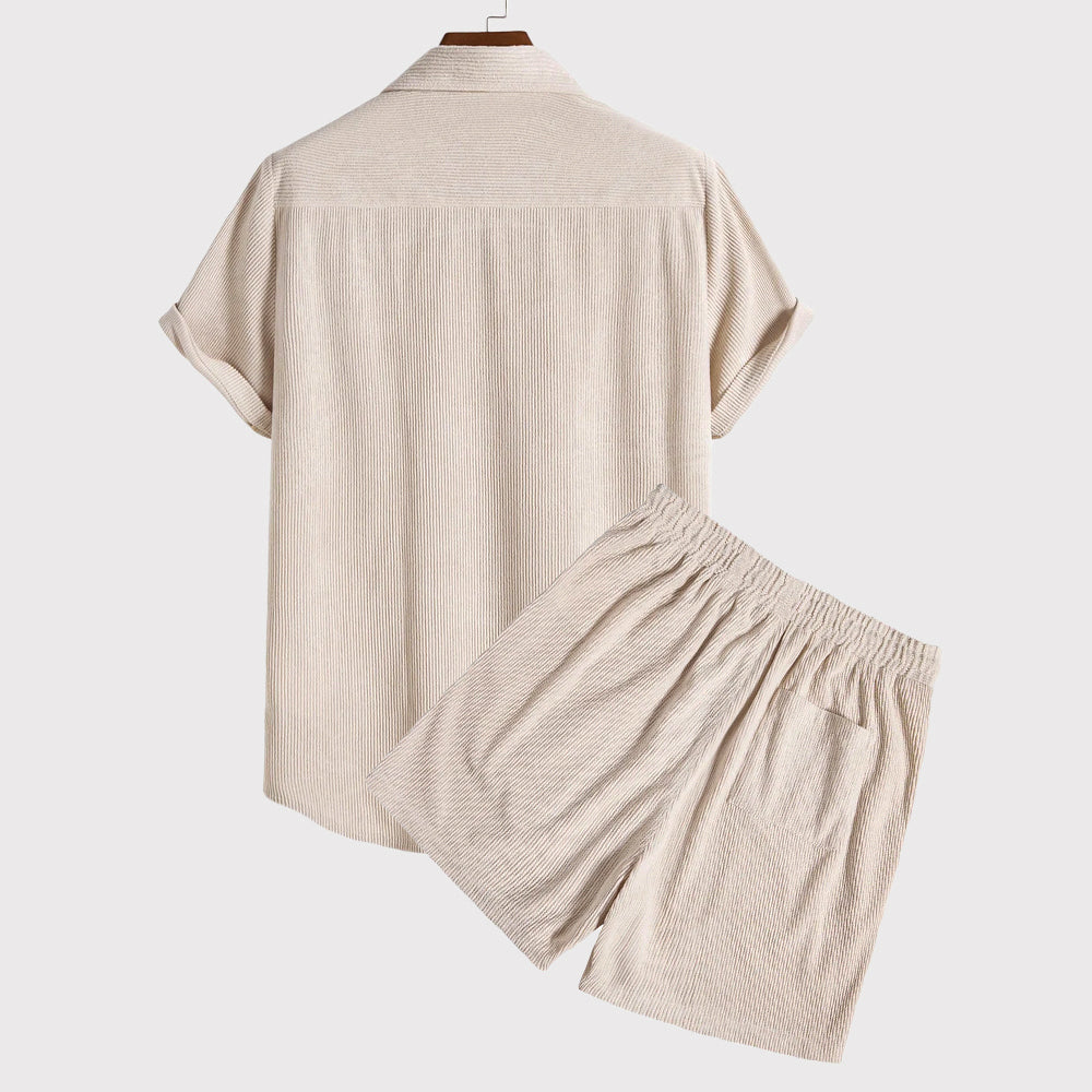Ensemble léger et respirant pour hommes, avec une chemise à manches courtes boutonnée et un short élastique pour un confort ultime.