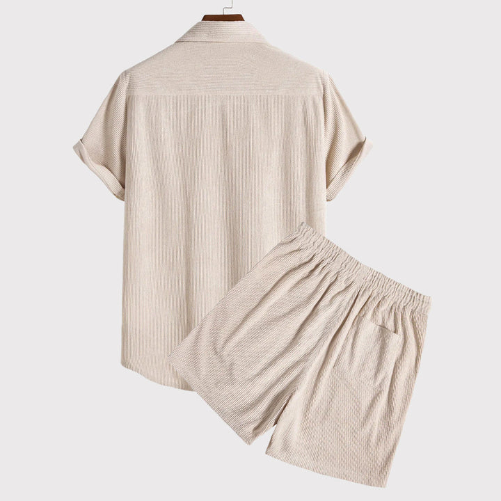 Ensemble léger et respirant pour hommes, avec une chemise à manches courtes boutonnée et un short élastique pour un confort ultime.