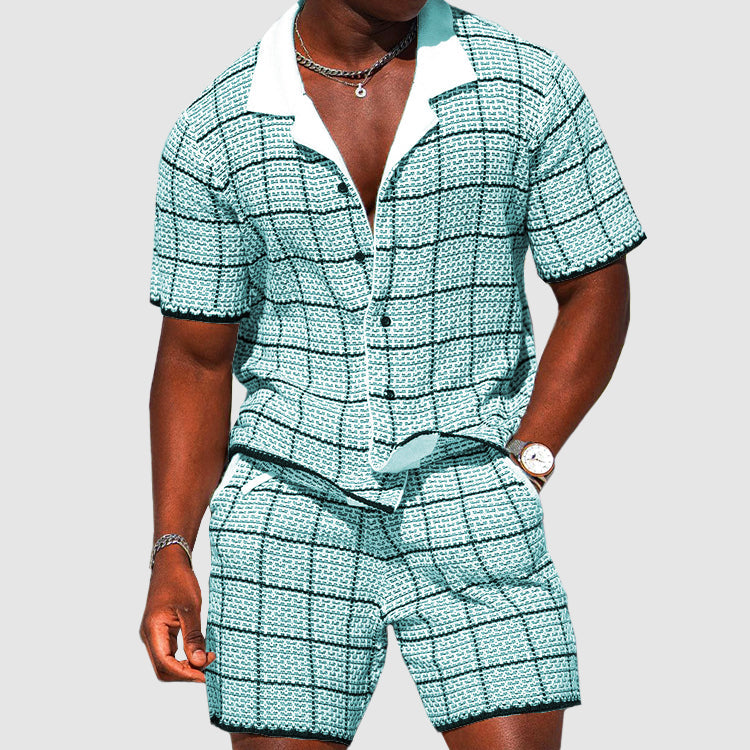 Ensemble élégant pour hommes avec une chemise à manches courtes et un short à carreaux pour un look décontracté et confortable.
