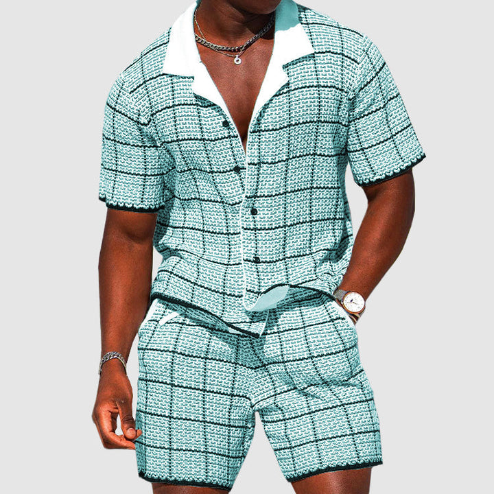 Ensemble élégant pour hommes avec une chemise à manches courtes et un short à carreaux pour un look décontracté et confortable.
