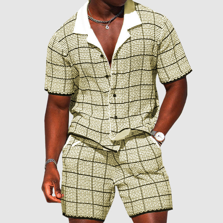 Ensemble élégant pour hommes avec une chemise à manches courtes et un short à carreaux pour un look décontracté et confortable.