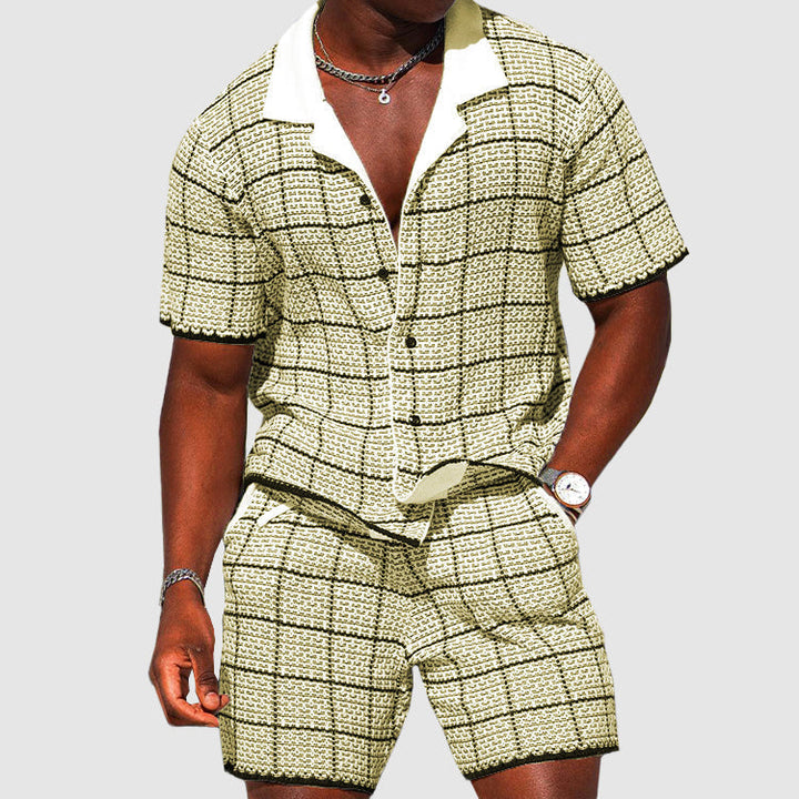 Ensemble élégant pour hommes avec une chemise à manches courtes et un short à carreaux pour un look décontracté et confortable.