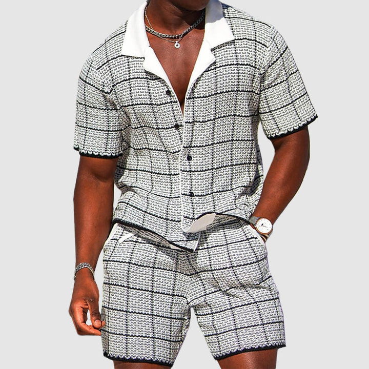Ensemble élégant pour hommes avec une chemise à manches courtes et un short à carreaux pour un look décontracté et confortable.