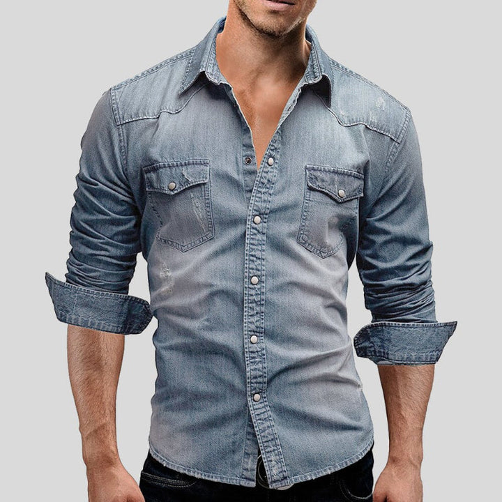 Chemise en denim pour hommes, alliant élégance et style audacieux.