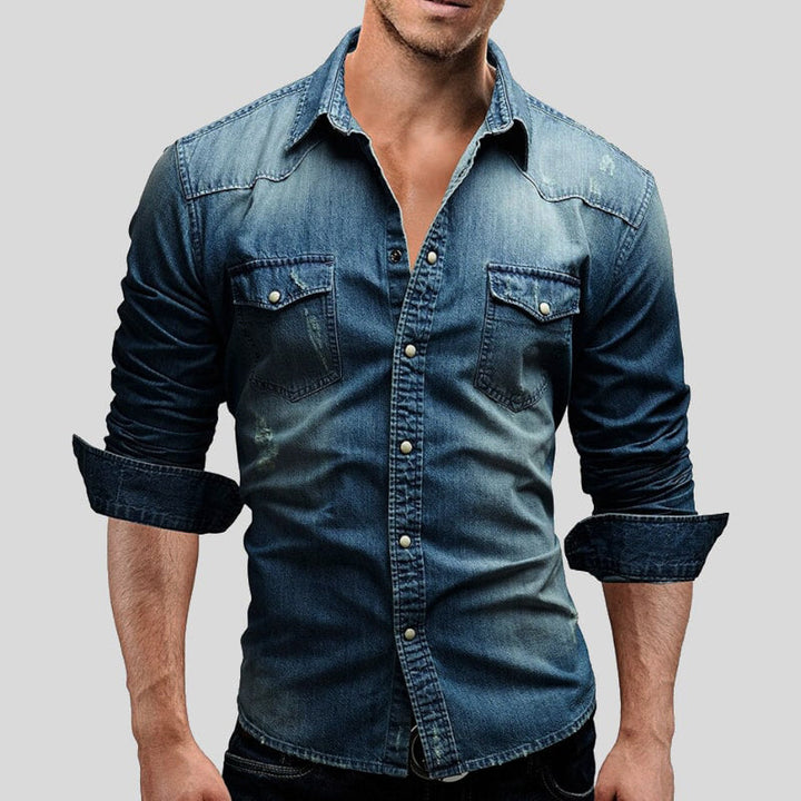 Chemise en denim pour hommes, alliant élégance et style audacieux.