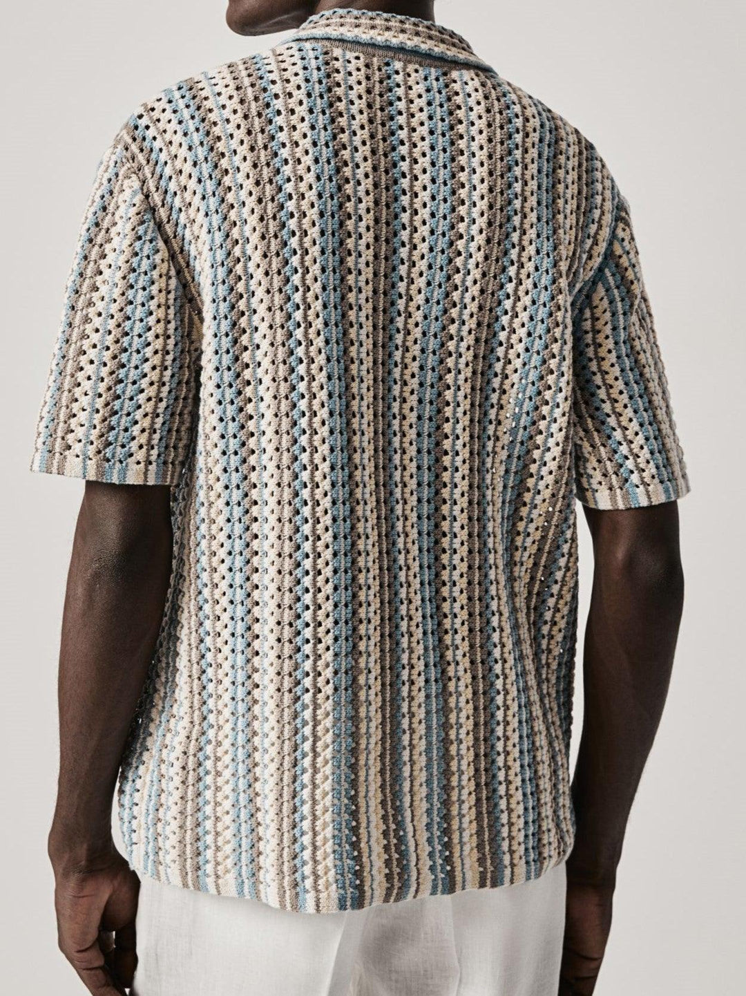 Polo en crochet légère et élégante avec un motif rayé moderne pour un look frais.