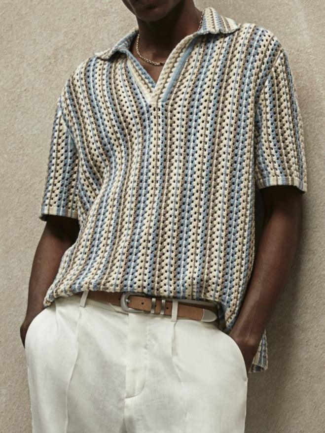 Polo en crochet légère et élégante avec un motif rayé moderne pour un look frais.