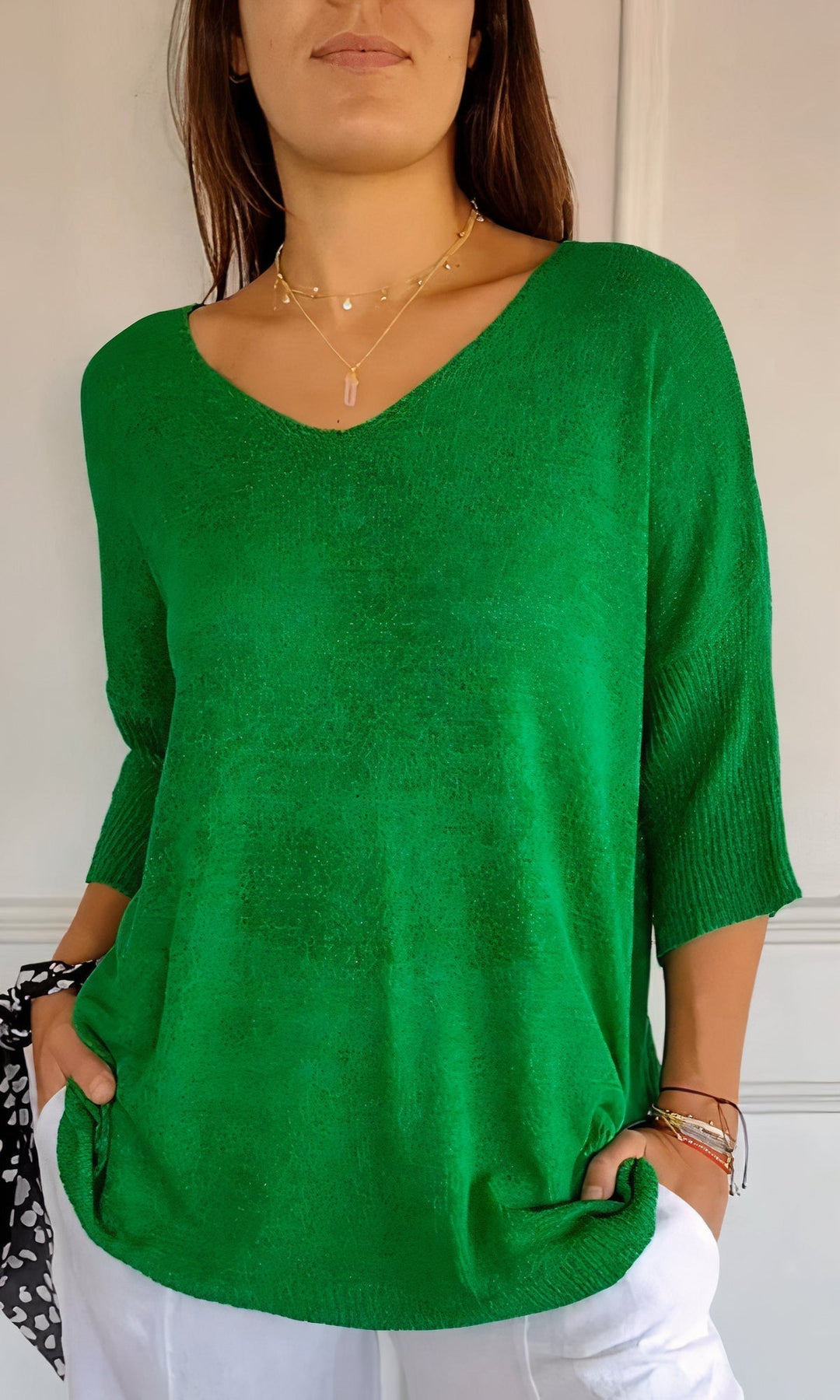 Top élégante Elsa avec un col en V pour un look parfait.