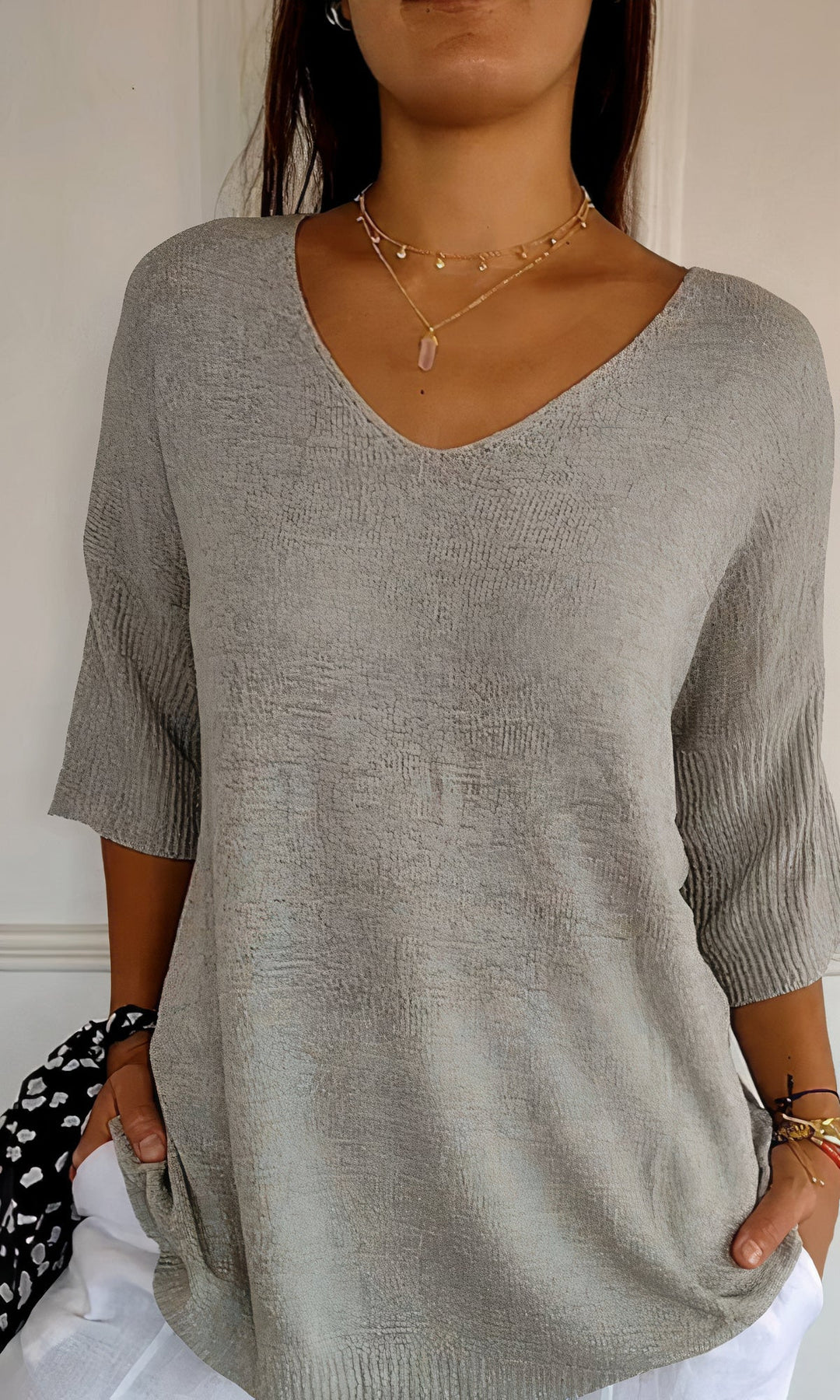 Top élégante Elsa avec un col en V pour un look parfait.