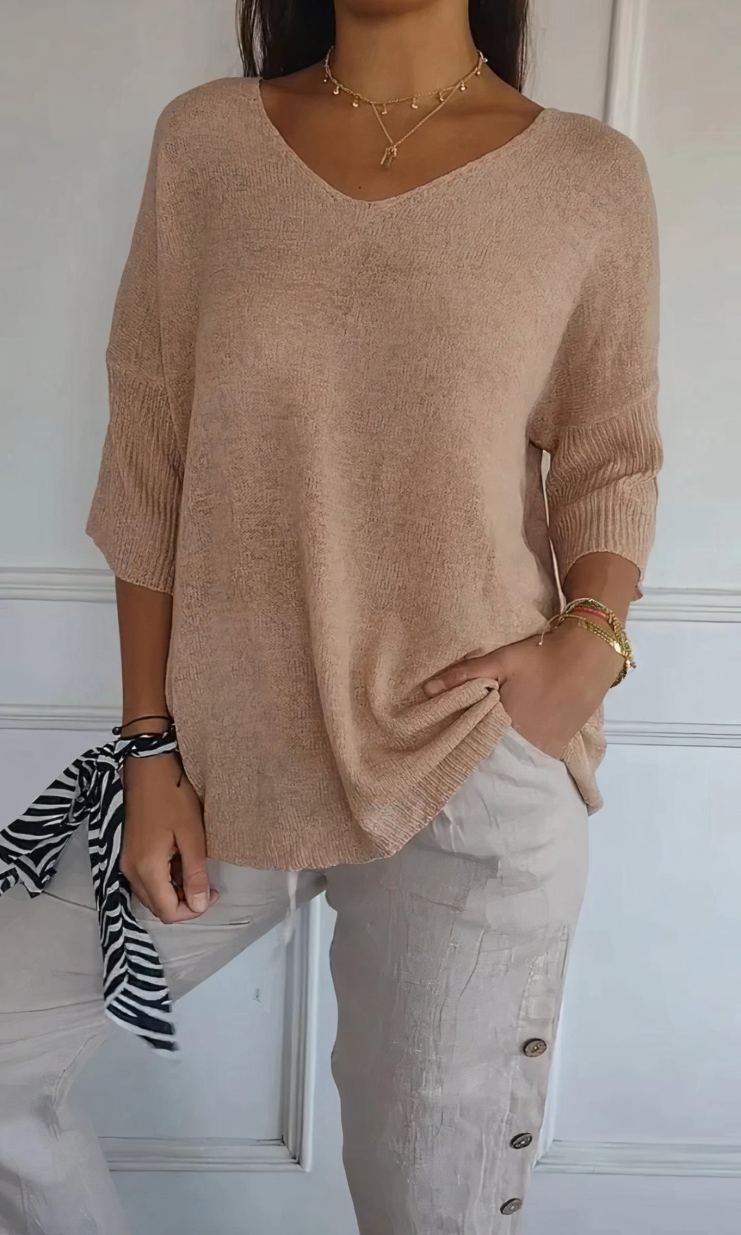 Top élégante Elsa avec un col en V pour un look parfait.