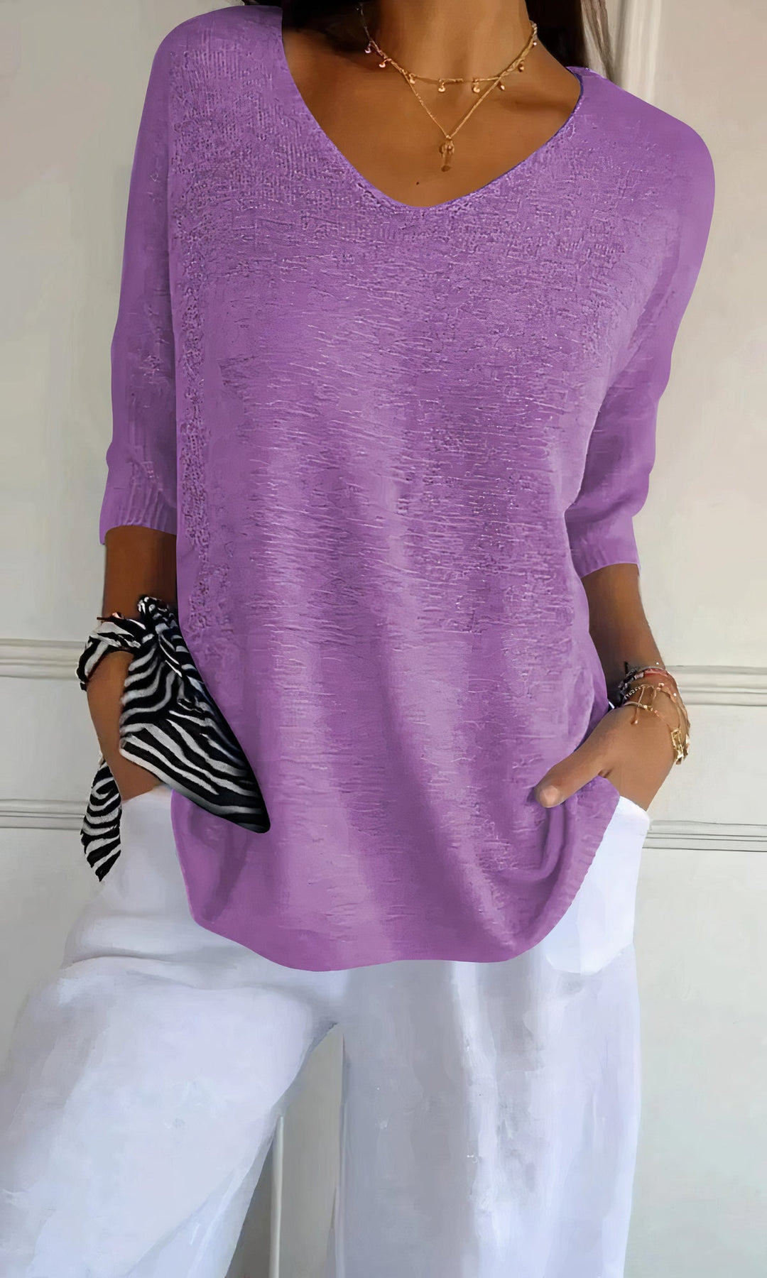 Top élégante Elsa avec un col en V pour un look parfait.
