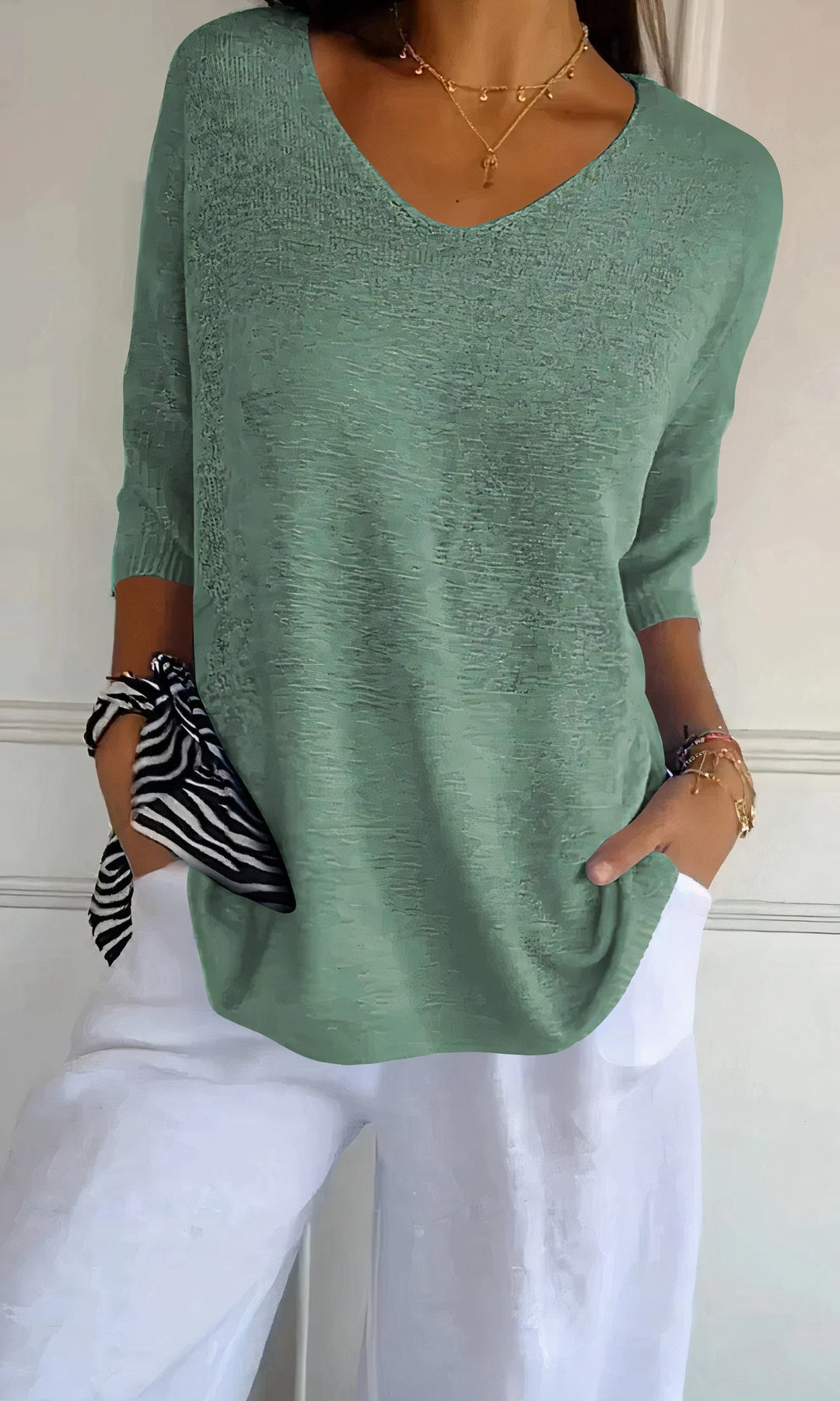 Top élégante Elsa avec un col en V pour un look parfait.