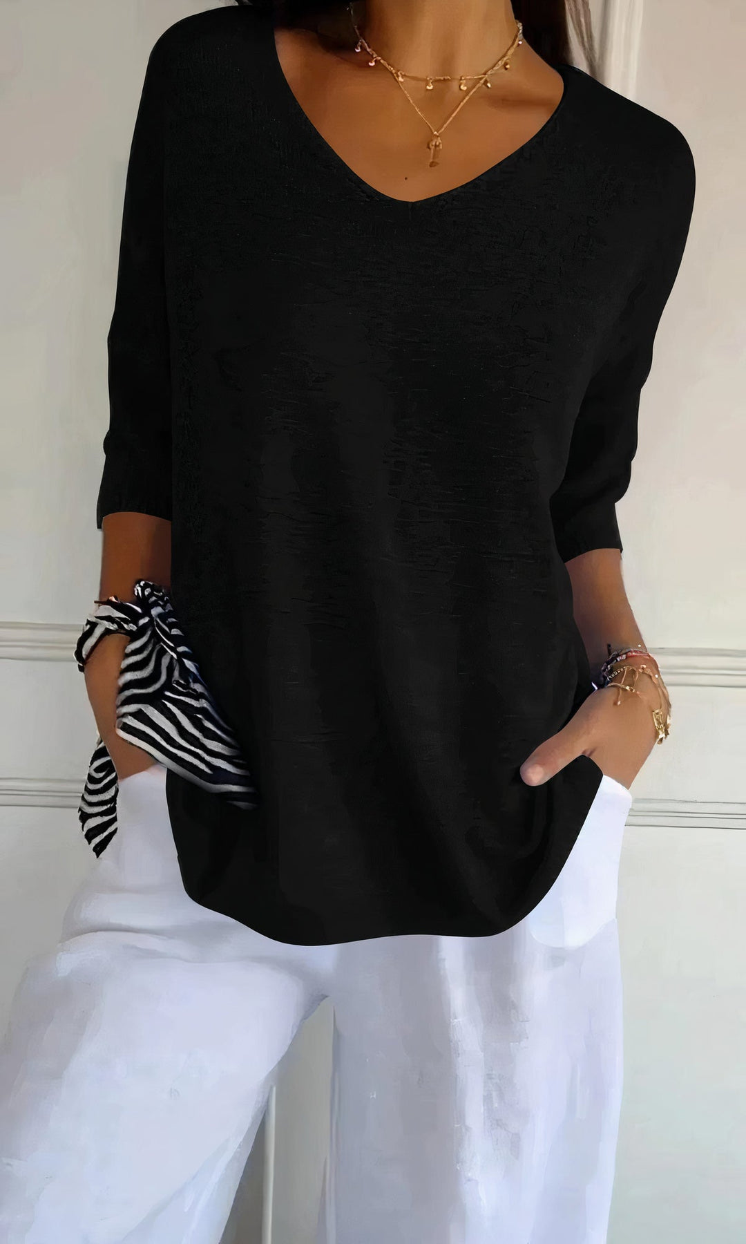 Top élégante Elsa avec un col en V pour un look parfait.