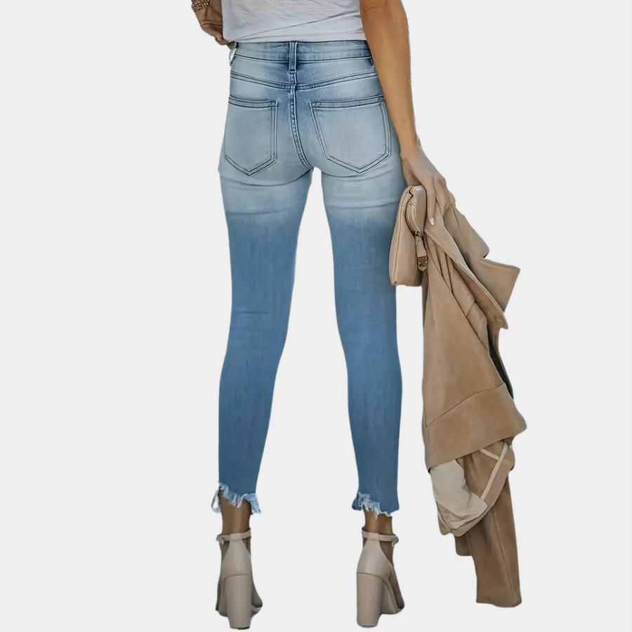 Erlina - Jean pour femmes déchiré à la mode avec des boutons élégants pour un look stylé.
