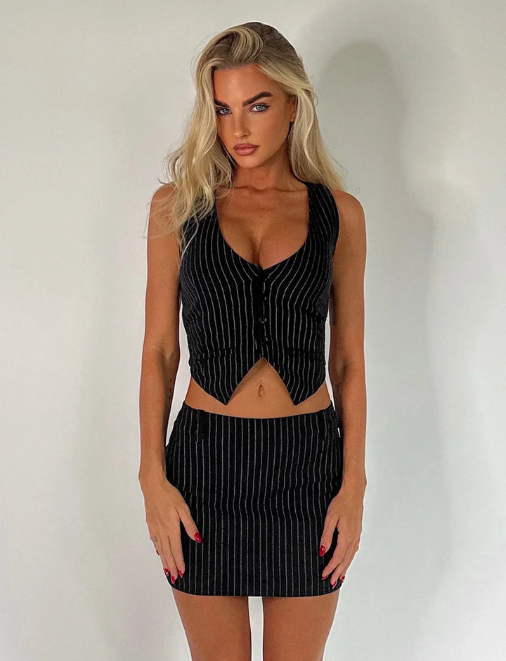 Ensemble chic de vest court rayé et de mini-jupe pour un look élégant
