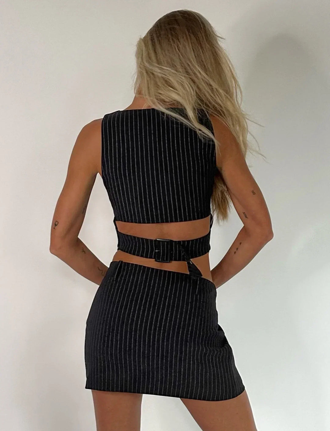 Ensemble chic de vest court rayé et de mini-jupe pour un look élégant