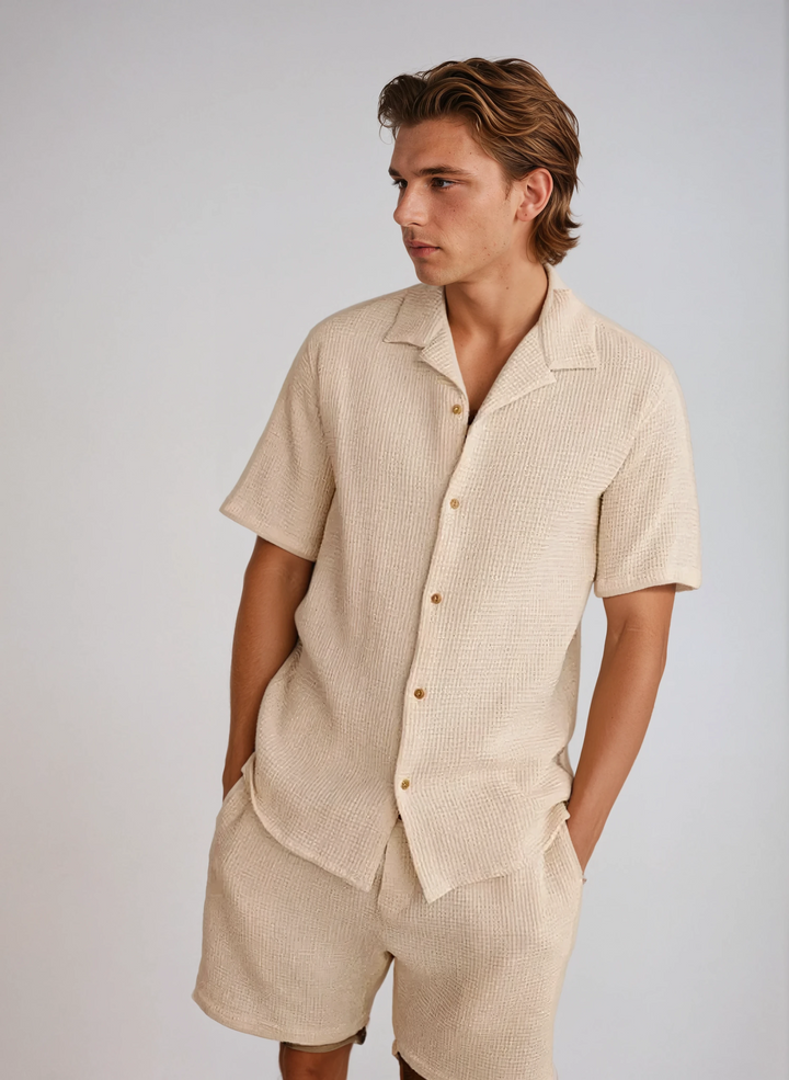 Ensemble d'été léger pour hommes en tissu gaufré avec une chemise élégante et un short confortable en beige.