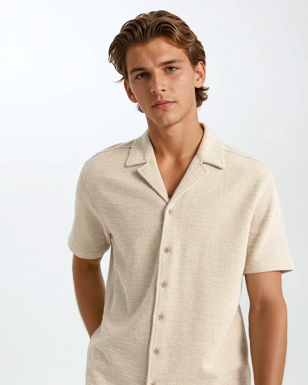 Ensemble d'été léger pour hommes en tissu gaufré avec une chemise élégante et un short confortable en beige.